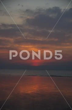 Raising Sun Rays Reflected the Rosy Clouds Stock Photos