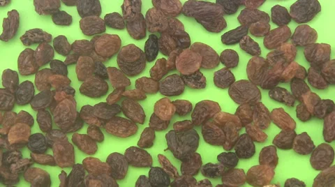 Raisins on a green background. Stock-Footage 39615630