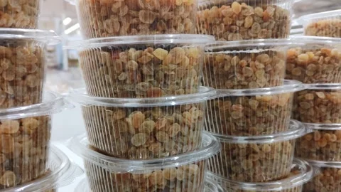 Raisins in transparent plastic boxes Stockbeeldmateriaal 287887682