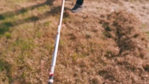 Raking dry grass from lawn with rake in early spring garden Vidéo 342941751