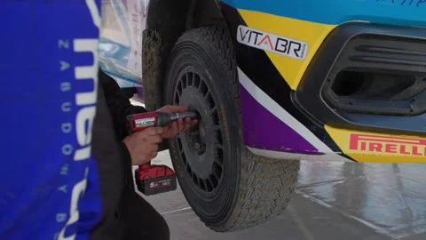 Rally car changing the tire 스톡 동영상 157374059