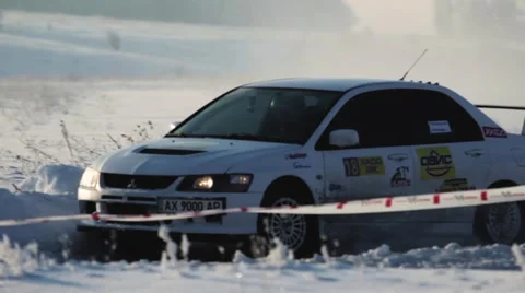 On the rally races sport car rides into hard turns 库存影片 59651223