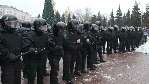 Rally in support of Navalny. Protesters throw snowballs at police officers Video stock 147586515