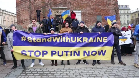 Rally supporting Ukraine facig possible Russian attack in Cracow, Poland 库存影片 170662765