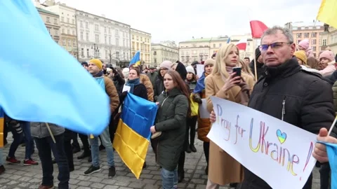 Rally supporting Ukraine facig possible Russian attack in Cracow, Poland 库存影片 170662769