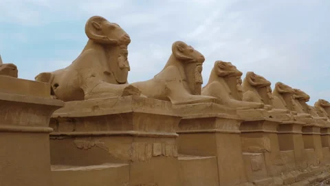 Ram-headed sphinx statues avenue in Karnak Stockbeeldmateriaal 171597956