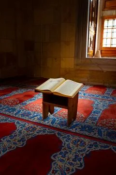 Ramadan or islamic vertical background photo. Holy Quran on the book stand Foto stock