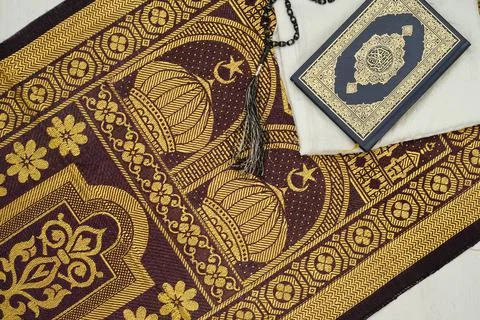 Ramadhan objects. Holy Quran, beautiful beads, prayer rugs, and moslem clothes. Foto stock