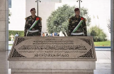 Ramallah: Im Mausoleum für Jassir Arafat. Zwei Soldaten halten Ehrenwache .. Stock Photos