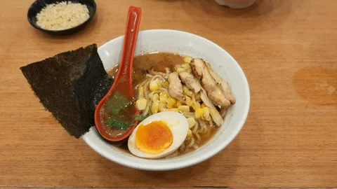 Ramen with Seaweed 库存影片 334671736