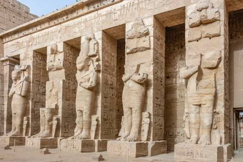 Ramessid statues and columns in the first courtyard of the Mortuary Temple of Stock Photos