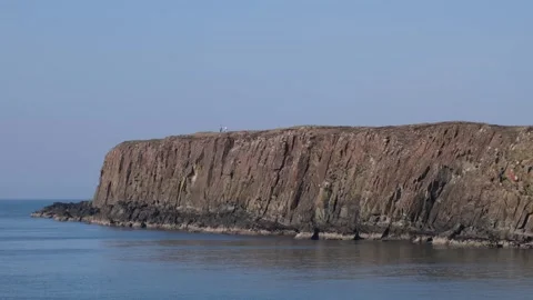 Ramore Head Portrush Cliffs Couple Walking Vídeos de archivo 304668533