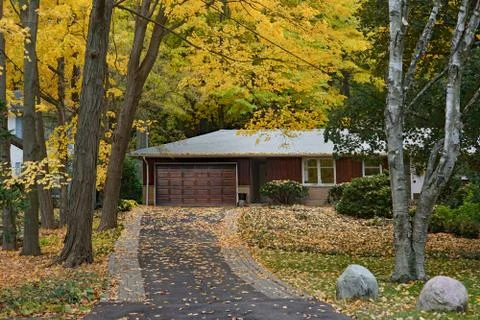 Ranch bungalow surrounded by trees with fall colors wooden ranch bungalow sur Stock Photos
