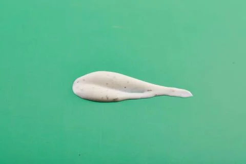 Ranch sauce, texture with drops on green background Stock-Fotos
