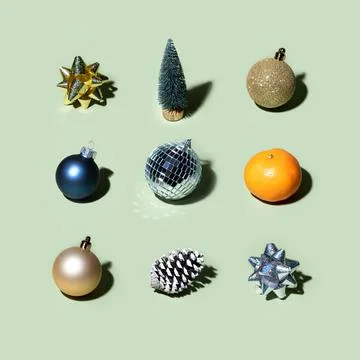 Random christmas objects pattern on basil green background Foto stock