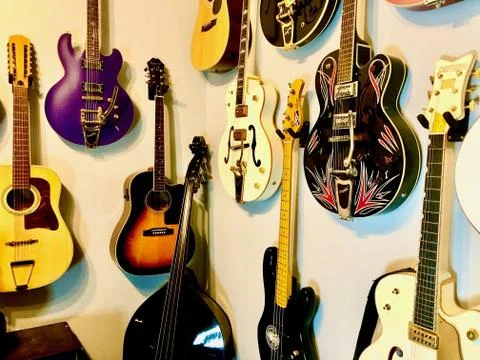 Random guitars hanging on a wall Foto stock