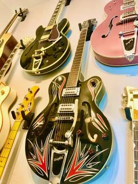 Random Guitars on wall Foto stock