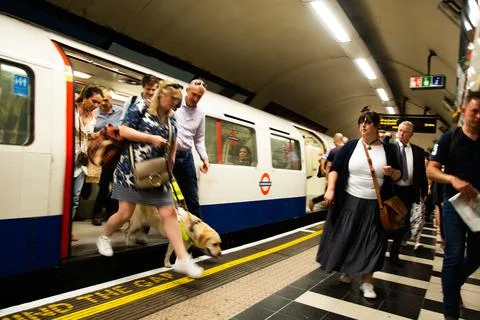 Random passengers exiting the train, underground tube station in london, UK Foto stock