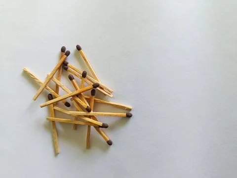 A random pile of matchsticks on a plain white background. 스톡 사진
