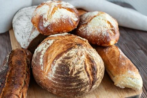 Range of baked bread on wooden table background Foto stock