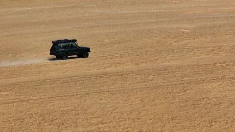 Range Rover Classic driving through the Sahara dunes in Tunisia 動画素材 335204606