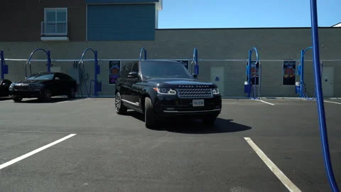 Range Rover pulling into parking space Video stock 155763448