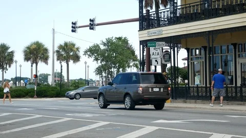 Range Rover Vogue L332 at Stop Light, St. Augustine, Florida, United States. 스톡 동영상 116046800