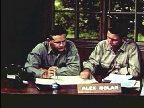 Rangers speak with lookouts and plot the location of a wildfire, in Tumbling Vídeos de archivo 74947501
