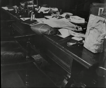 Ransacked Study At Chilham Castle After Thieves Steal Paintings From Sir Edmund  Foto stock