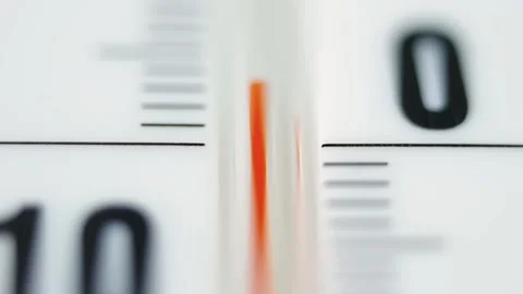 Rapid cooling, the thermometer drops from a temperature of +5 to - 5 degrees 库存影片 131098606