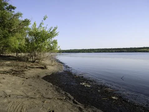 A rapid decrease in the water level in the Dnipro River Stockfoto's