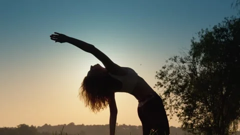 Rapid development and self-discovery: yoga exercises in the natural landscape 스톡 동영상 265504968