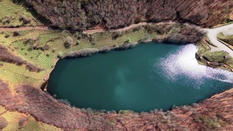 Rapid Drone Ascent Above Crystal Blue Lake in 4K Vídeos de archivo 339068810
