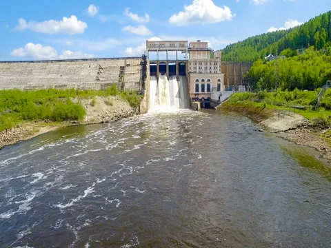Rapid flight of  drone to old hydroelectric power station and dam Vidéo 77491356