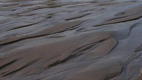 A rapid flow of melt water along the sand. Video stock 75193993