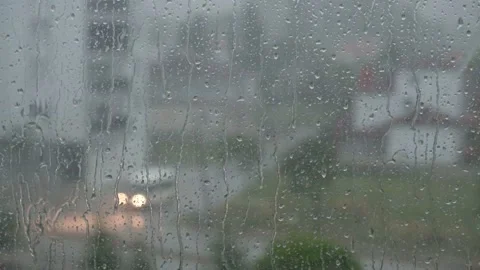 Rapid flow of rain drops falling on the glass, moving raindrops on the windsc 库存影片 132762223