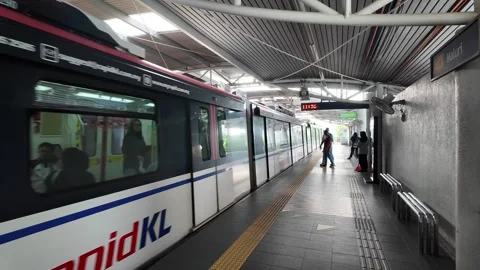 A Rapid KL monorail train is on the tracks at a train station 스톡 동영상 318260901