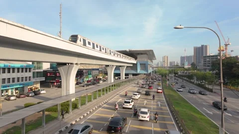 Rapid KL MRT train traveling above a busy urban roadway at Taman Midah station Vidéo 333804546
