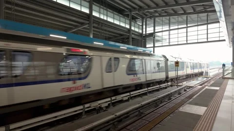 Rapid KL Train Arriving at Elevated Railway Station in Kuala Lumpur, Malaysia Vidéo 345977087