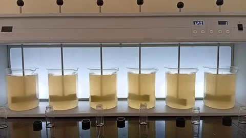 Rapid Mixing Final Phase at 120 RPM Jar Test 스톡 동영상 333298512