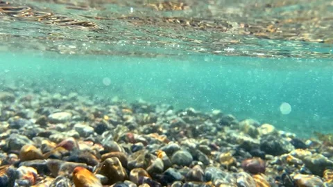 Rapid movement turns bubble trails into soft flows of blur under dynamic wave Vídeo Stock 313485982