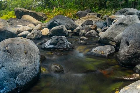 Rapid streams running down between mountain rocks Foto stock