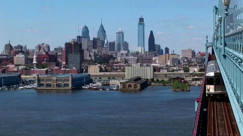 A rapid transit train drives across Ben Franklin Bridge away Vidéo 439101