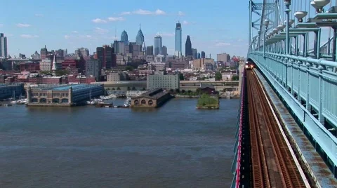 A rapid transit train drives across Ben Franklin Bridge away 库存影片 439108