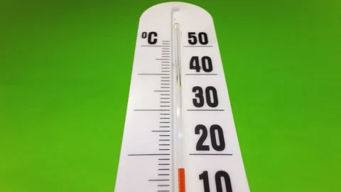 Rapid warming, the thermometer rises from a temperature of + 18 to + 33 degre 库存影片 131097555