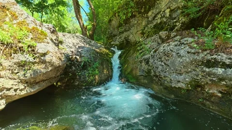 Rapid water cascades through mossy stone. Gradasnica River Canyon, Serbia Vidéo 342320964