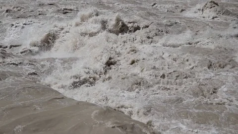 Rapid waves in the indus river, ladakh 스톡 동영상 121963903