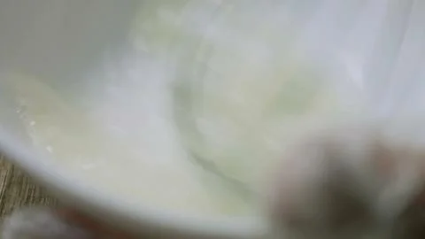 Rapid whisk motion creating airy egg foam Foto stock