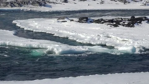 Rapids of Altai river Katun with banks covered by ice and snow in winter seas Stock Footage