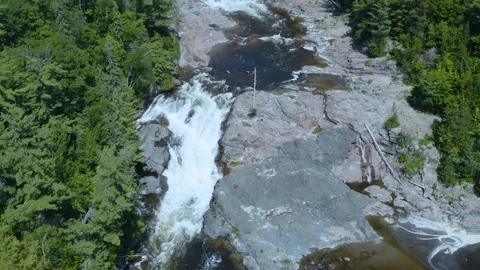 Rapids in the forest 4K Aerial Drone Footage Stockbeeldmateriaal 125279985